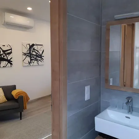 Rozalia Vendeghaz 2 דירה *